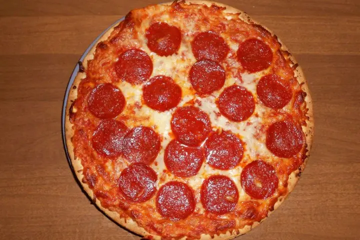 Ile kalorii ma pizza pepperoni? Zaskakujące różnice w kaloryczności!