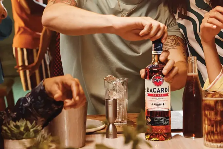 Przygotowanie drinków z Bacardi Spiced. Z czym pić ten rum? Z colą, lodem i naturalnymi przyprawami.