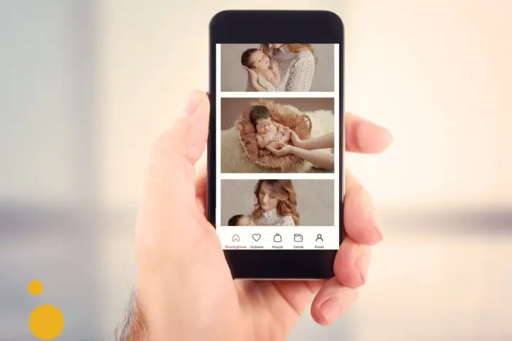 Dłoń trzyma smartfon z galerią zdjęć noworodków. Dowiedz się, jak utworzyć link ze zdjęciami, przeglądając te urocze fotografie.