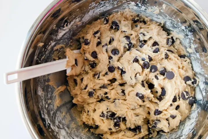 Impasto per biscotti fatti in casa con gocce di cioccolato, pronto per essere infornato.