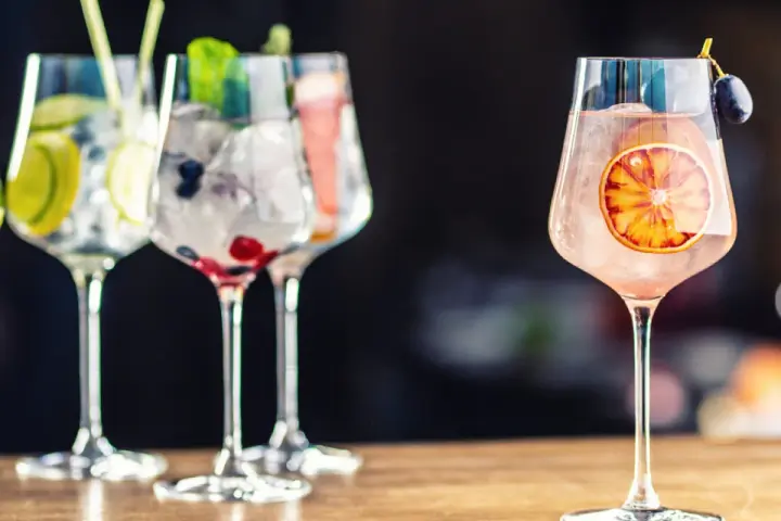 Z czym pić gin lubuski? Orzeźwiające drinki z owocami i lodem, idealne na letnie wieczory.
