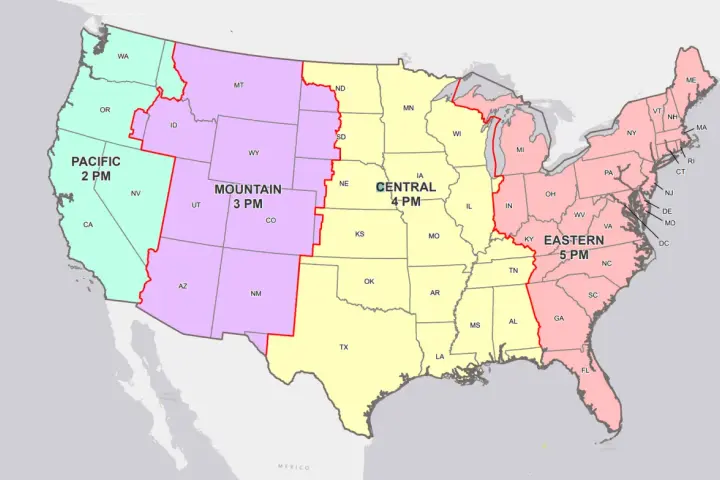 Mapa USA z podziałem na strefy czasowe: Pacyficzną (2 PM), Górską (3 PM), Centralną (4 PM) i Wschodnią (5 PM). Różnica czasu w USA a w Polsce jest znacząca.