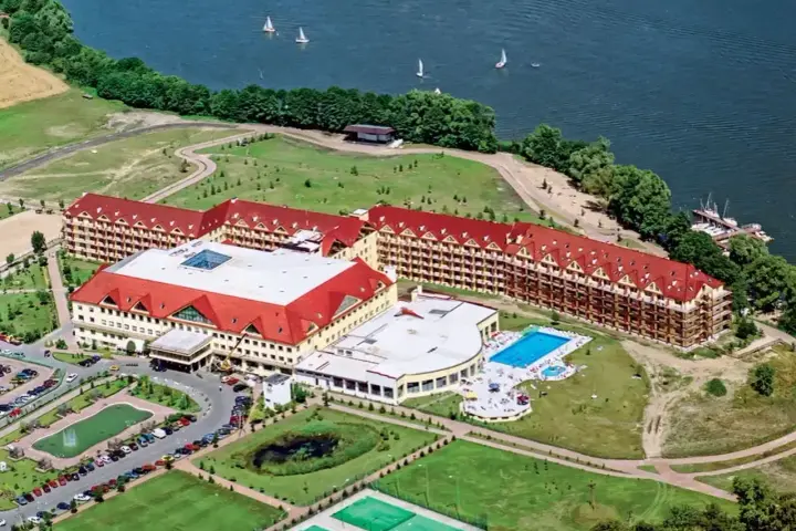 Hotel Gołębiowski w Mikołajkach z basenem i widokiem na jezioro. Sprawdź aktualny mikolajki golebiewski cennik.