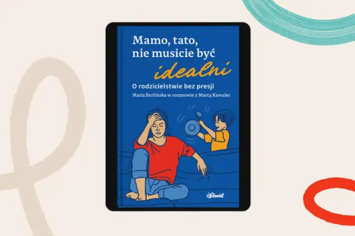 Okładka książki "Mamo, tato, nie musicie być idealni" z ilustracją zmęczonej mamy i bawiącego się dziecka. Pokazuje, że dobre cechy dziecka rozwijają się w akceptacji.