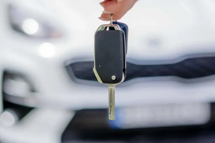 Kluczyki do nowego auta, które można mieć dzięki leasingowi. Dowiedz się, leasing co to jest i jak działa.