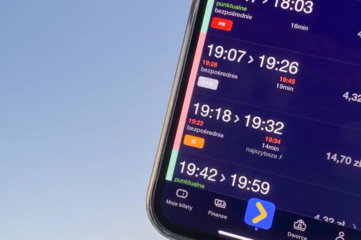 Telefon wyświetla rozkład jazdy pociągów z informacją o opóźnieniach.