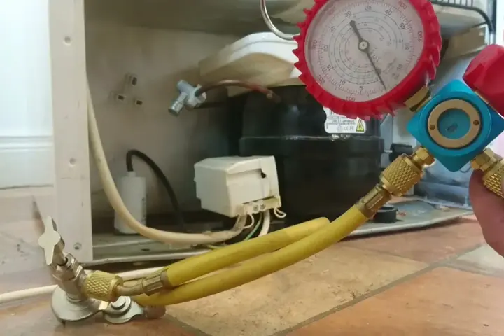 Jak sprawdzić gaz w lodówce? Objawy, diagnoza, koszty naprawy