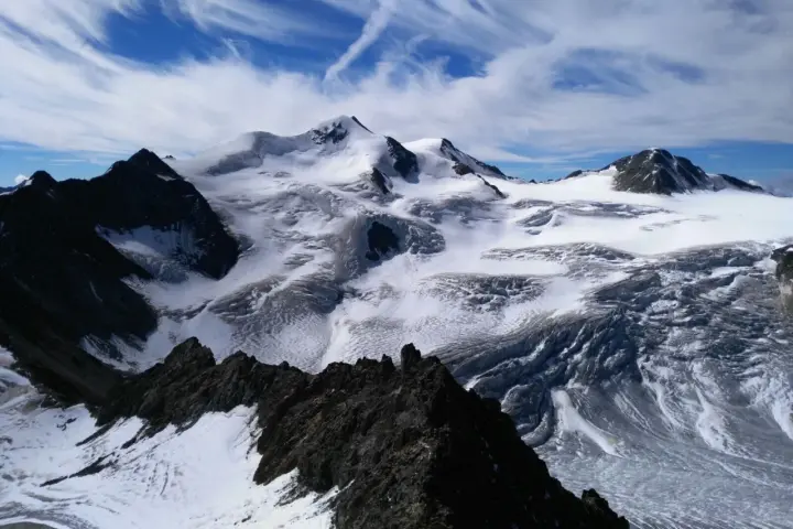 Majestätische Berglandschaft mit schneebedeckten Gipfeln und Gletschern. Die Wildspitze Besteigung ist ein Traum für jeden Alpinisten.