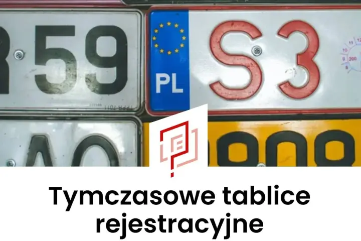 Zbliżenie na różne tablice rejestracyjne, w tym te z oznaczeniem "PL" i numerem "59". Poniżej widoczny napis "Tymczasowe tablice rejestracyjne".