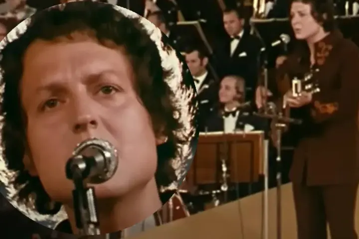 Kto śpiewał "Zegarmistrz światła purpurowy"? To on, z mikrofonem i gitarą, na tle orkiestry.
