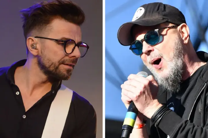 Strachy na lachy: dwaj muzycy na scenie. Jeden w okularach i czarnej koszuli, drugi w czapce, okularach przeciwsłonecznych i z mikrofonem.