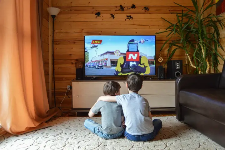 Od kiedy dziecko może oglądać bajki? Ważne zalecenia dla rodziców