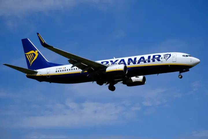 Ryanair, jedne z najlepszych linii lotniczych, w locie na tle błękitnego nieba.