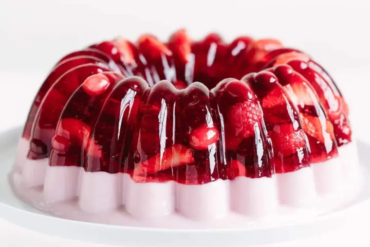 Gâteau moulé aux fruits rouges et à la crème, une délicieuse gelée passion recette.
