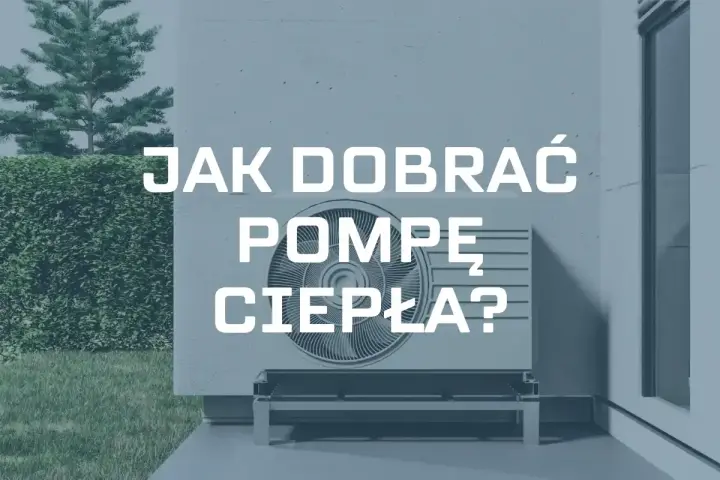 Jak obliczyć moc pompy ciepła? Na zdjęciu jednostka zewnętrzna pompy ciepła przy ścianie domu, otoczona zielenią.