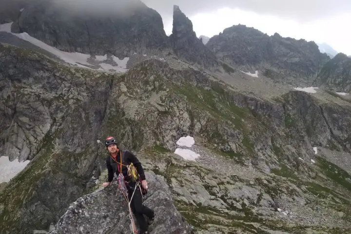 Wspinacz w Tatrach, wspinaczka to wyzwanie. Jak zostać taternikiem? Tu zaczyna się przygoda.