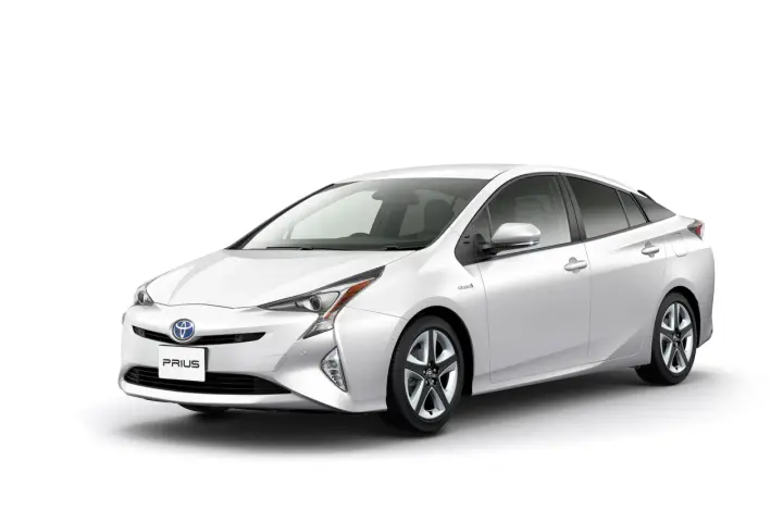 Biała Toyota Prius, symbol ekologicznej motoryzacji, produkowana jest w Japonii.