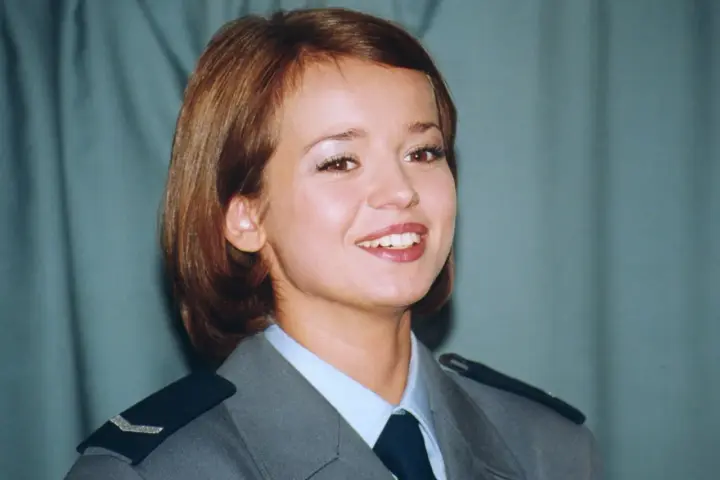 Uśmiechnięta Anna Przybylska w mundurze, przypominająca o jej aktorskim wykształceniu i roli w serialu "Złotopolscy".