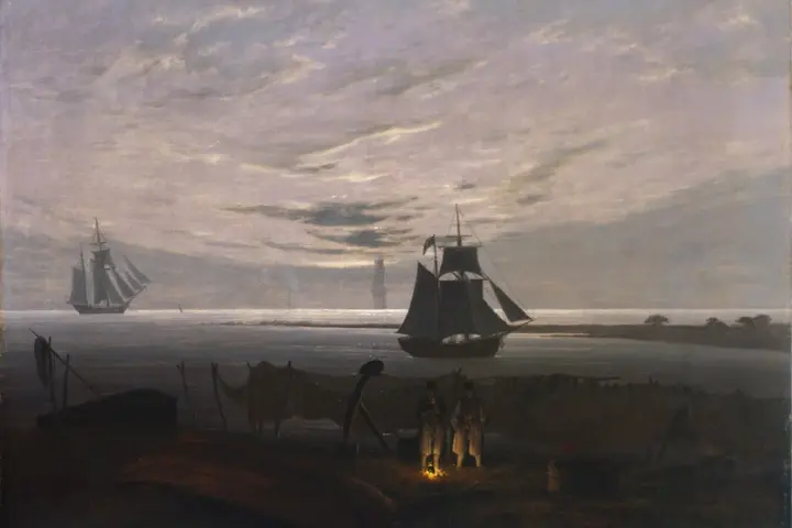 Dwa żaglowce na morzu, w oddali latarnia morska. Na pierwszym planie dwaj mężczyźni przy ognisku, typowe dla caspar david friedrich dzieła.