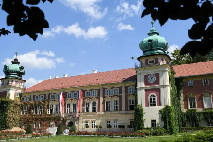 Pałac w Mosznej, gdzie nagrywano "Trędowatą", z zielonymi wieżyczkami i ogrodem.