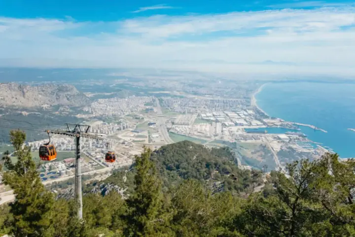Panoramica di Antalya vista dall'alto con funivia. Un'ottima prospettiva per scoprire cosa vedere in questa città turca.