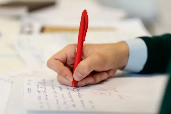 Czy po studiach podyplomowych pisze się pracę? Oto co musisz wiedzieć