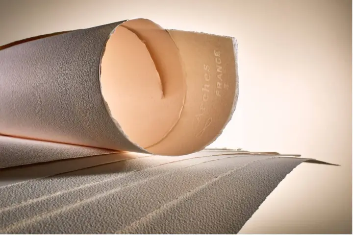Rouleaux de papier Arches France, révélant la texture papier aquarelle unique. L'art commence ici.