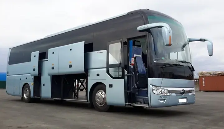Ile autokar bierze za kilometr? Poznaj ukryte koszty wynajmu