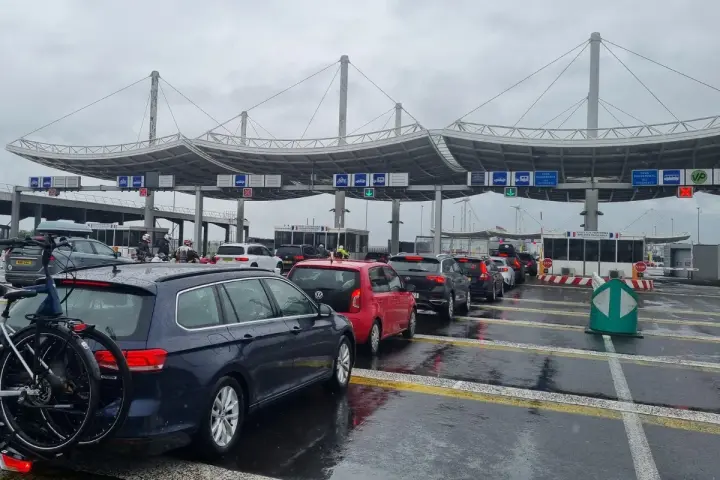 Korki samochodów przed terminalem. Kolejka do odprawy, w tle widać konstrukcje terminalu. Sprawdzanie eurotunel cena.