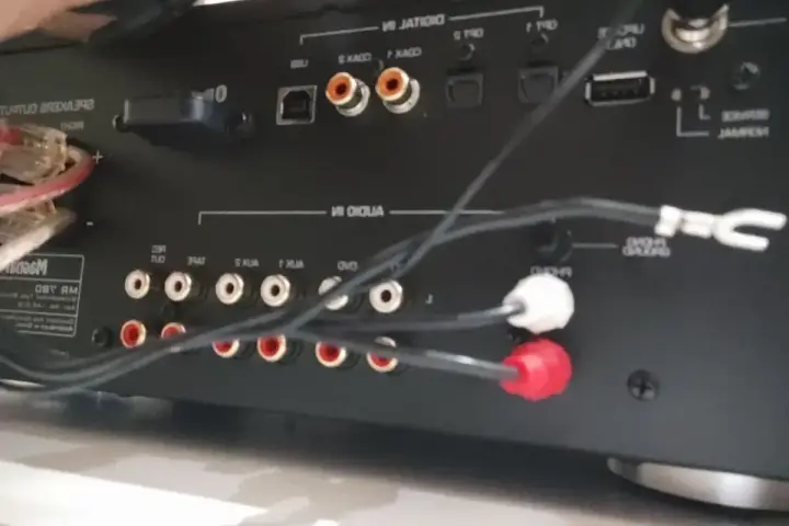 Złącza wzmacniacza, w tym wejścia RCA i USB. Podłączanie uziemienia gramofonu do zacisku GND zapewni czysty dźwięk.