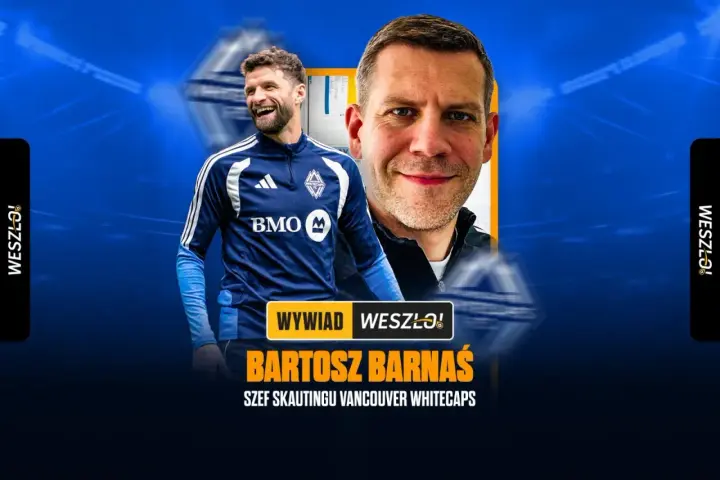 Dwóch mężczyzn, jeden w stroju piłkarskim Vancouver Whitecaps, drugi z bliska, na tle niebieskich świateł.
