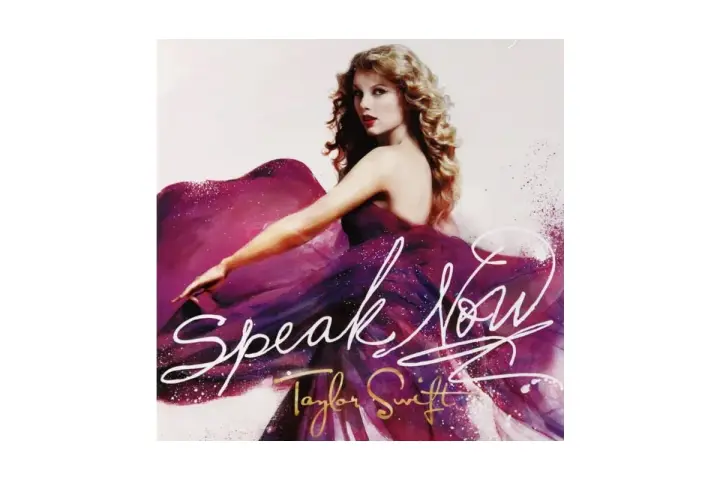 Taylor Swift w fioletowej sukni, z napisem "Speak Now".