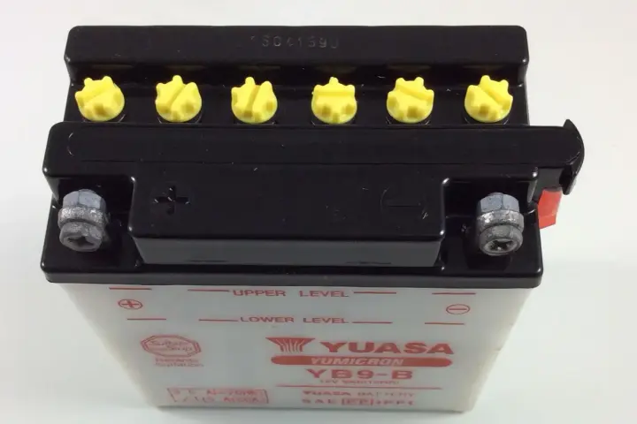 Batteria Yuasa YB9-B. Lasciarla sempre in carica si rovina, attenzione alla solfatazione.