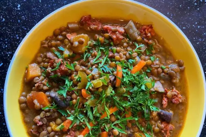 Un plato reconfortante de lentejas con trozos de chorizo y verduras, perfecto como de primero lentejas y de segundo.