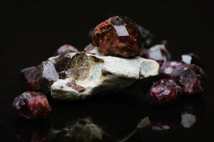 Surowe granaty, kamienie o głębokiej czerwieni, emanujące tajemniczym blaskiem. Mówi się, że granat właściwości magiczne posiada, dodając odwagi i pasji.