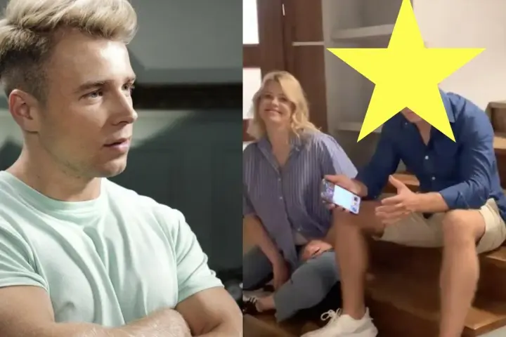 Kamil z "Barw Szczęścia" w jasnej koszulce i jego koleżanka z żółtą gwiazdą zamiast twarzy, siedzą na schodach.