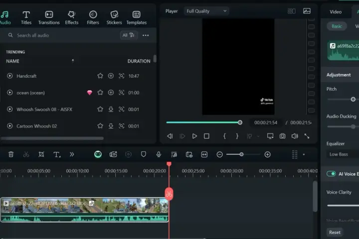 Edytor wideo z panelem audio, gdzie można dostosować modulator głosu, pitch, audio ducking i equalizer.