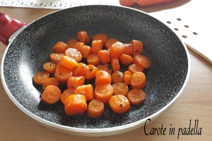 Carote in padella, tagliate a rondelle e cotte al punto giusto, con erbe aromatiche.