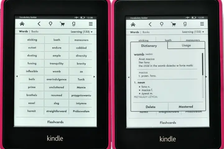 Dwa czytniki Kindle z różowymi ramkami. Na ekranach widoczne są listy słówek i definicje, pokazujące funkcjonalność nauki słówek, idealne do nauki języków obcych na Kindlu.