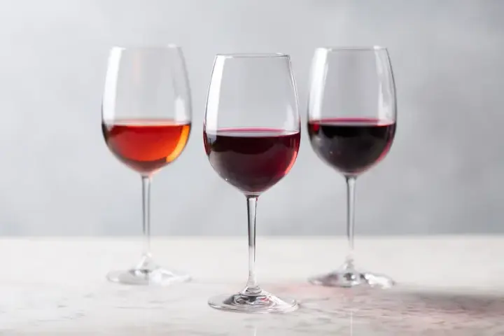 Tre glas med vin, perfekt för att välja rätt vin till ryggbiff.