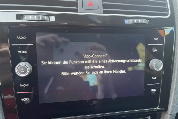 VW Golf 7 Display zeigt "App-Connect" an. Um die Funktion freizuschalten, wird ein Aktivierungsschlüssel benötigt. Kontaktieren Sie Ihren Händler für Ihren VW Golf 7 Carplay freischalten.