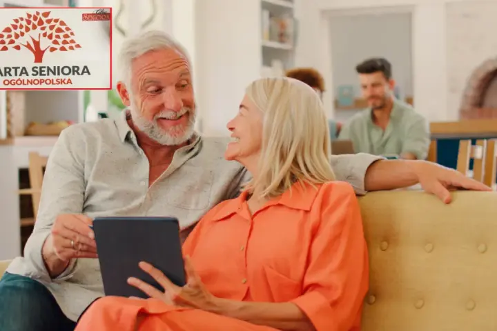 Uśmiechnięci seniorzy przeglądają tablet, obok nich logo "Karta Seniora Ogólnopolska".