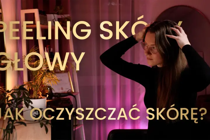 Peeling co to? Młoda kobieta z okularami dotyka swoich włosów, zastanawiając się nad pielęgnacją skóry głowy.