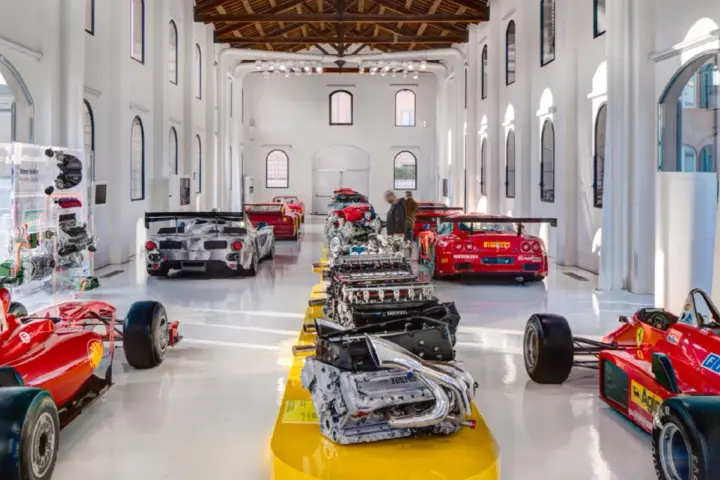 W muzeum Ferrari można podziwiać rzędami silniki i wyścigowe bolidy.
