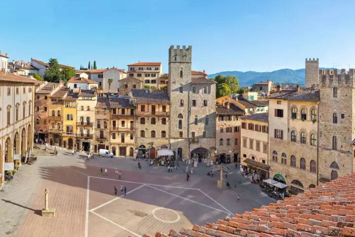Piazza del Popolo ad Arezzo, con la torre medievale e i palazzi storici che incorniciano la piazza, un luogo incantevole nei dintorni.
