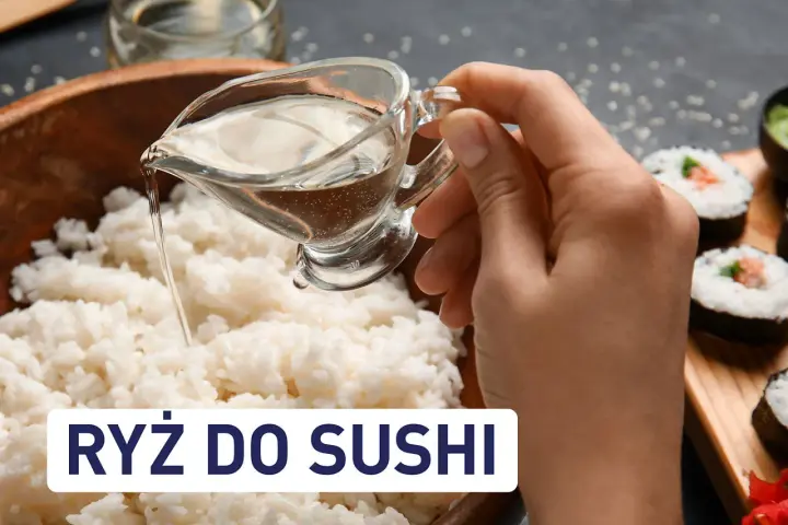 Doprawianie ryżu do sushi: ręka wylewa sos z dzbanka na biały ryż. Obok gotowe rolki sushi.