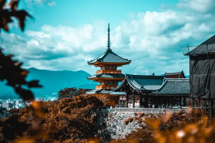 Piękna pagoda i tradycyjne budynki na tle błękitnego nieba. To miejsce pełne jest ciekawostek o Japonii, od architektury po historię.