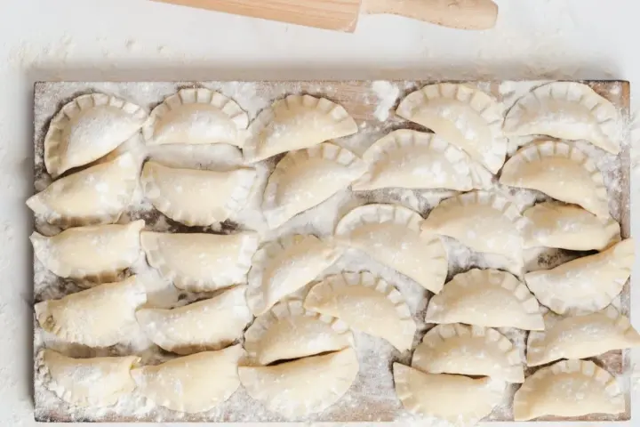 Sekret idealnego ciasta na pierogi: koniec z klejeniem i rwaniem!