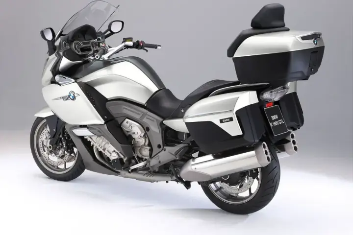 Srebrny motocykl BMW K 1600 GTL. Choć piękny, jego wady mogą być kosztowne.