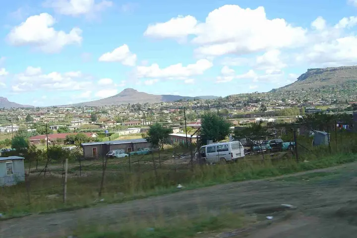 Widok na Maseru, stolicę Lesotho, z domami i górami w tle.